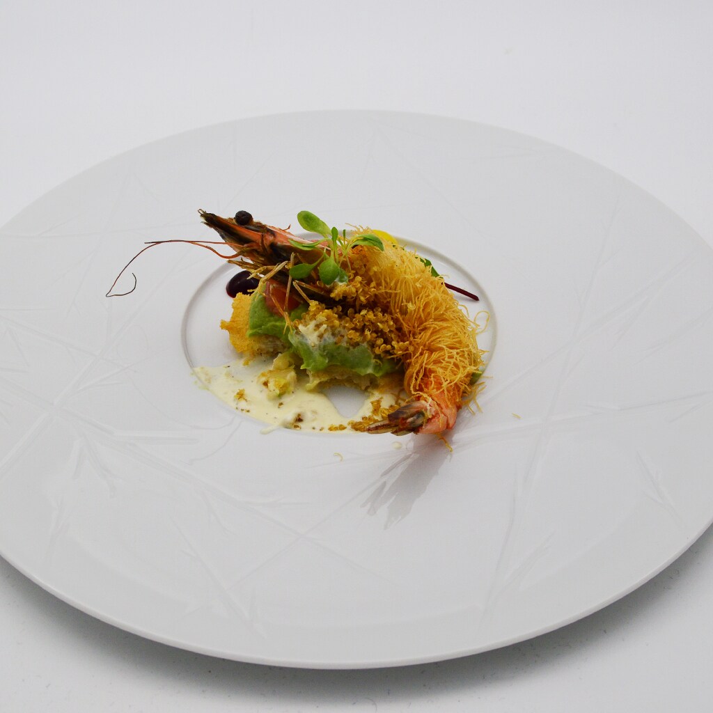 Telina in crusta tempura, quinoa crispy, piure de avocado, sos de smantana cu hrean, felii de grapefruit, creveti black tiger in cataif Telina in crusta tempura, quinoa crispy, piure de avocado, sos de smantana cu hrean, felii de grapefruit, creveti black tiger in cataif